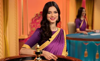 Bình luận viên đá gà Thomo đang bình luận trận đấu sôi động